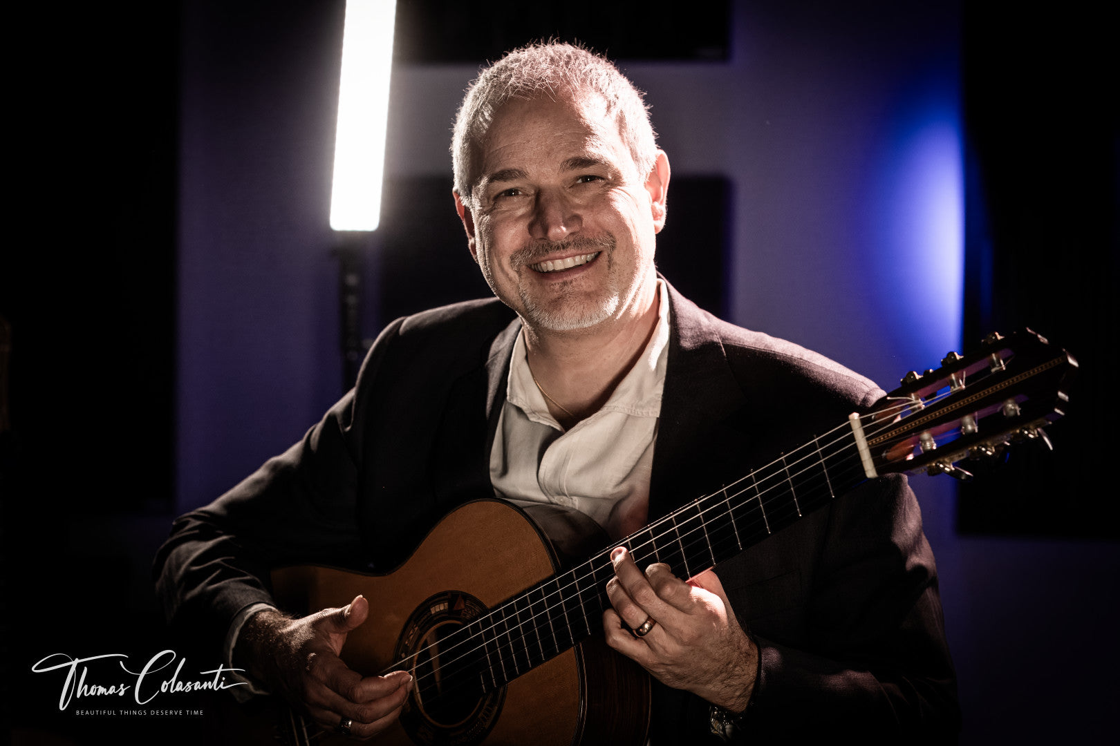 Gabriele Curciotti in studio con chitarra classica