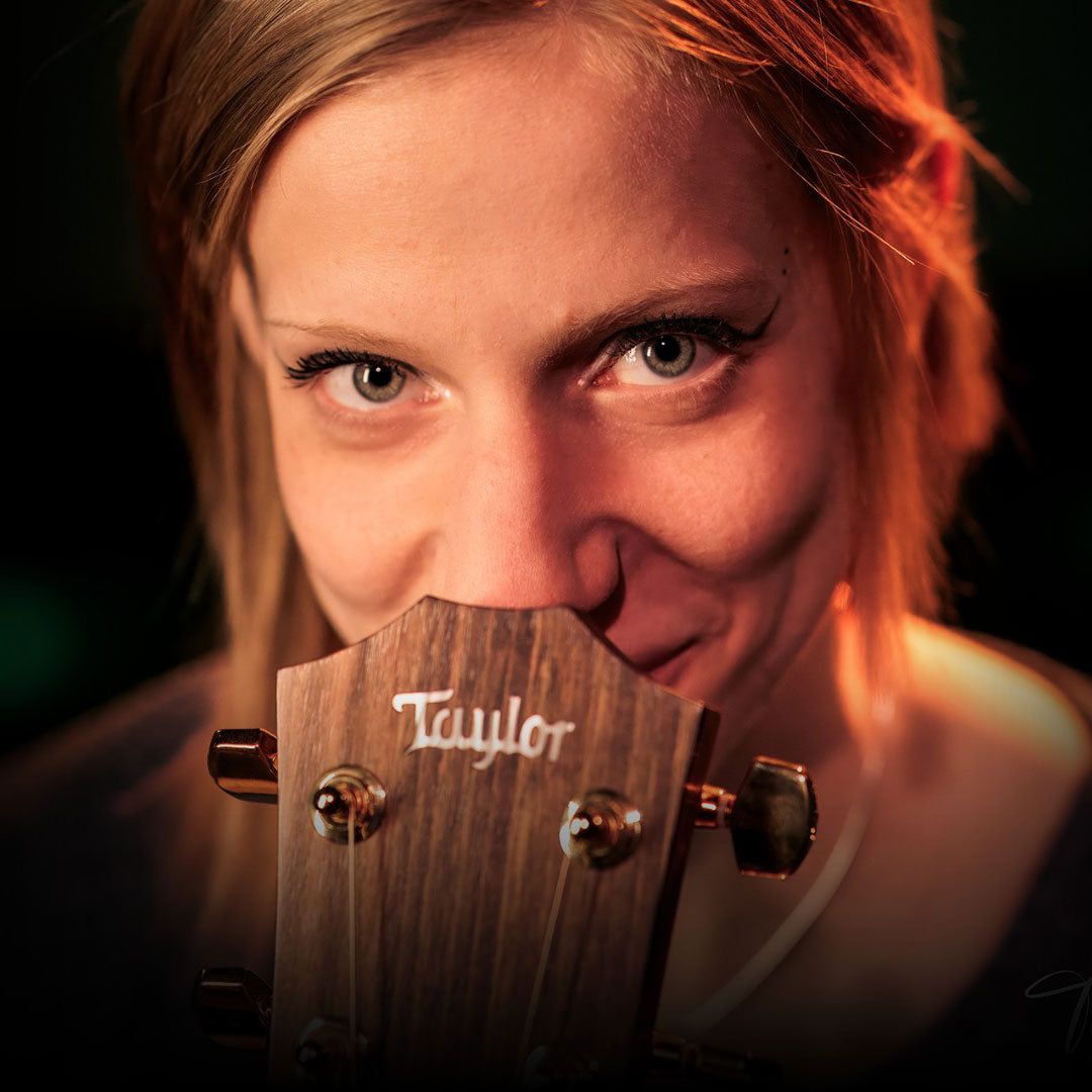 LEARN GUITAR AT YOUR OWN PACE – Chiara Carcano